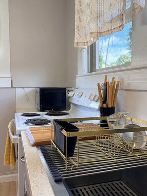 Fridge, microwave, oven, stovetop - Welcoming 2-bedroom house in the heart of Hilo close to good eats and must haves (Hilo)