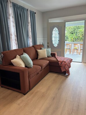Smart TV, books - Welcoming 2-bedroom house in the heart of Hilo close to good eats and must haves (Hilo)