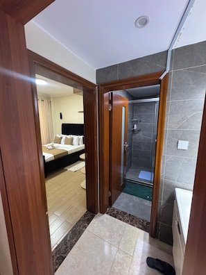 Dusche, Whirlpool, Haartrockner, Bidet