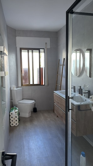 Bathroom - Vrbo Property (Foz)