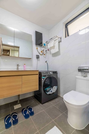 Toallas, jabón, papel de baño 