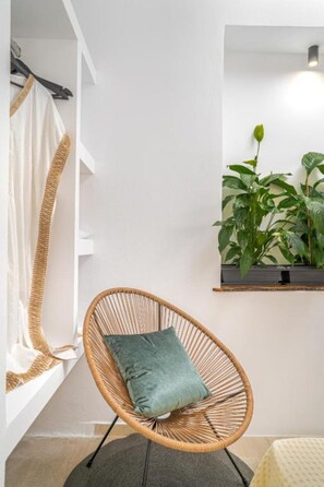 Standard Studio, Balcony, Garden View | Interior