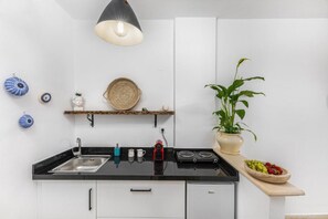 Fridge, stovetop, cookware/dishes/utensils - Eora Studios (AGRILIA)