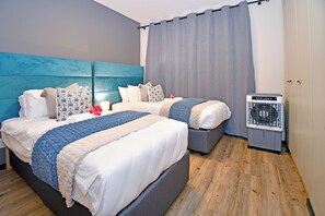 2 habitaciones, escritorio y tabla de planchar con plancha 