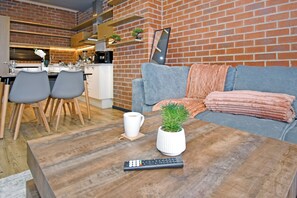 Smart TV, books - Modern Executive Brick Loft|The Vantage|Heart of Rosebank|Next to Star Bucks (Johannesburg)