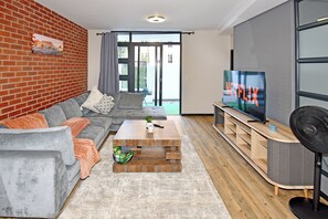 Smart TV, books - Modern Executive Brick Loft|The Vantage|Heart of Rosebank|Next to Star Bucks (Johannesburg)