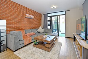Smart TV, books - Modern Executive Brick Loft|The Vantage|Heart of Rosebank|Next to Star Bucks (Johannesburg)