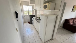 Apartamento básico | Cocina privada | Frigorífico, microondas, placa de cocina y utensilios de cocina