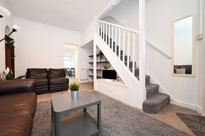 TV - Full house 2 bedrooms, 2 bathrooms, near tube st (Greater London)