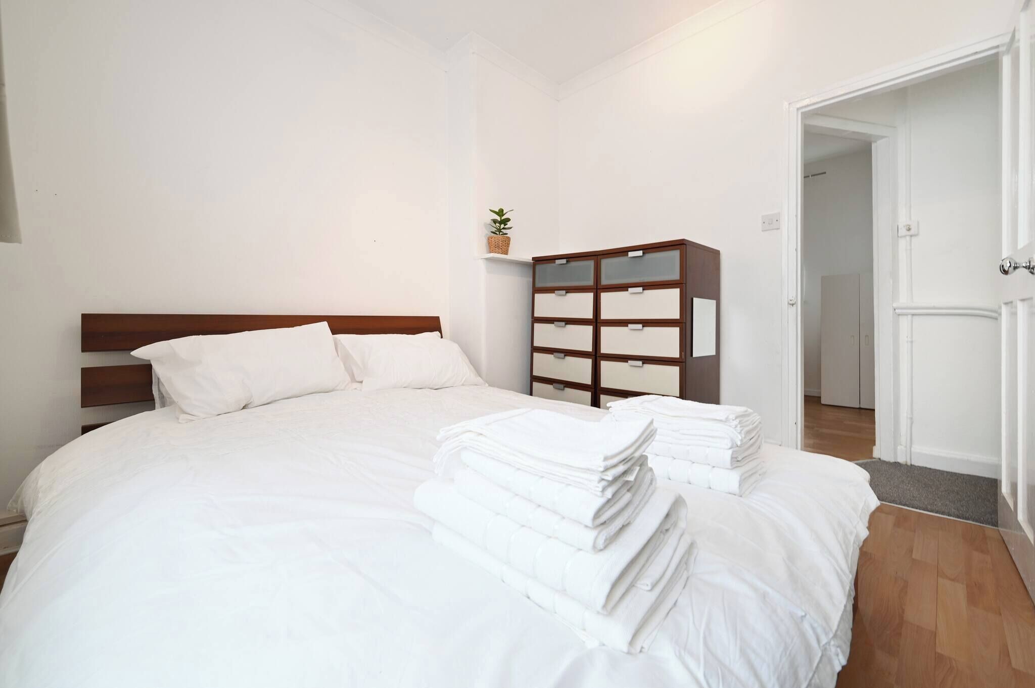 2 bedrooms, iron/ironing board, Internet, bed sheets