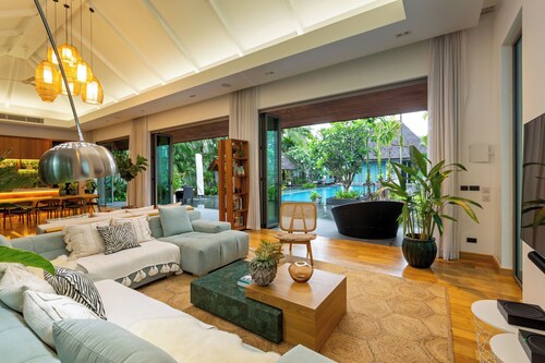 Boutique 5BR Phuket Villa - Huge Pool - Tropical Retreat