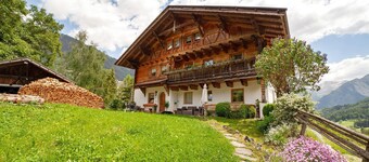 Apartment 'B' with Mountain View, Balcony and Wi-Fi