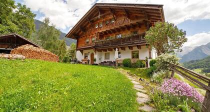 Apartment 'B' with Mountain View, Balcony and Wi-Fi