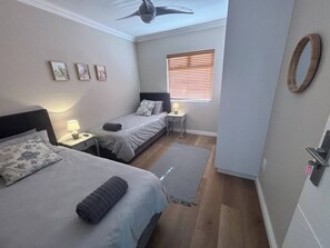 2 bedrooms, iron/ironing board, Internet, bed sheets - Self-catering Pool-side Guesthouse (Cape Town)