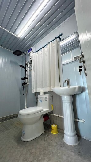 Shower, towels, soap, shampoo - Crossa Inn Siquijor (Siquijor)