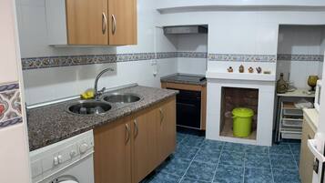 Frigorífico, microondas, horno y cafetera o tetera