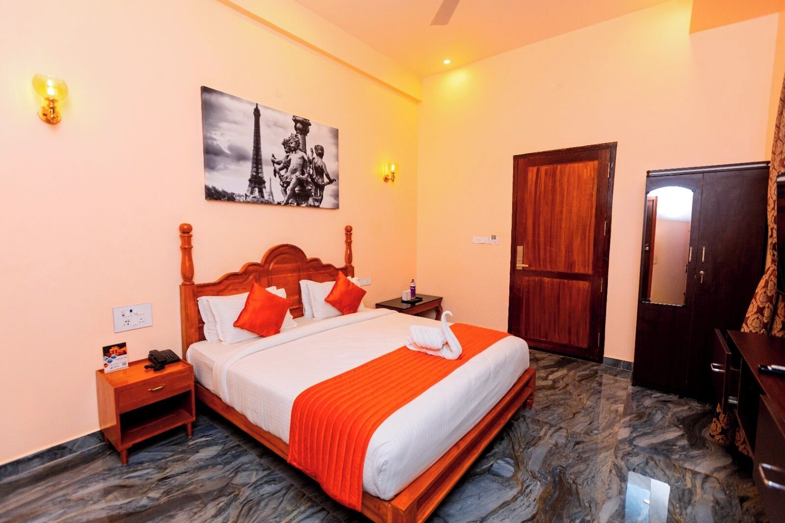 Hypo-allergenic bedding, desk, free WiFi, bed sheets
