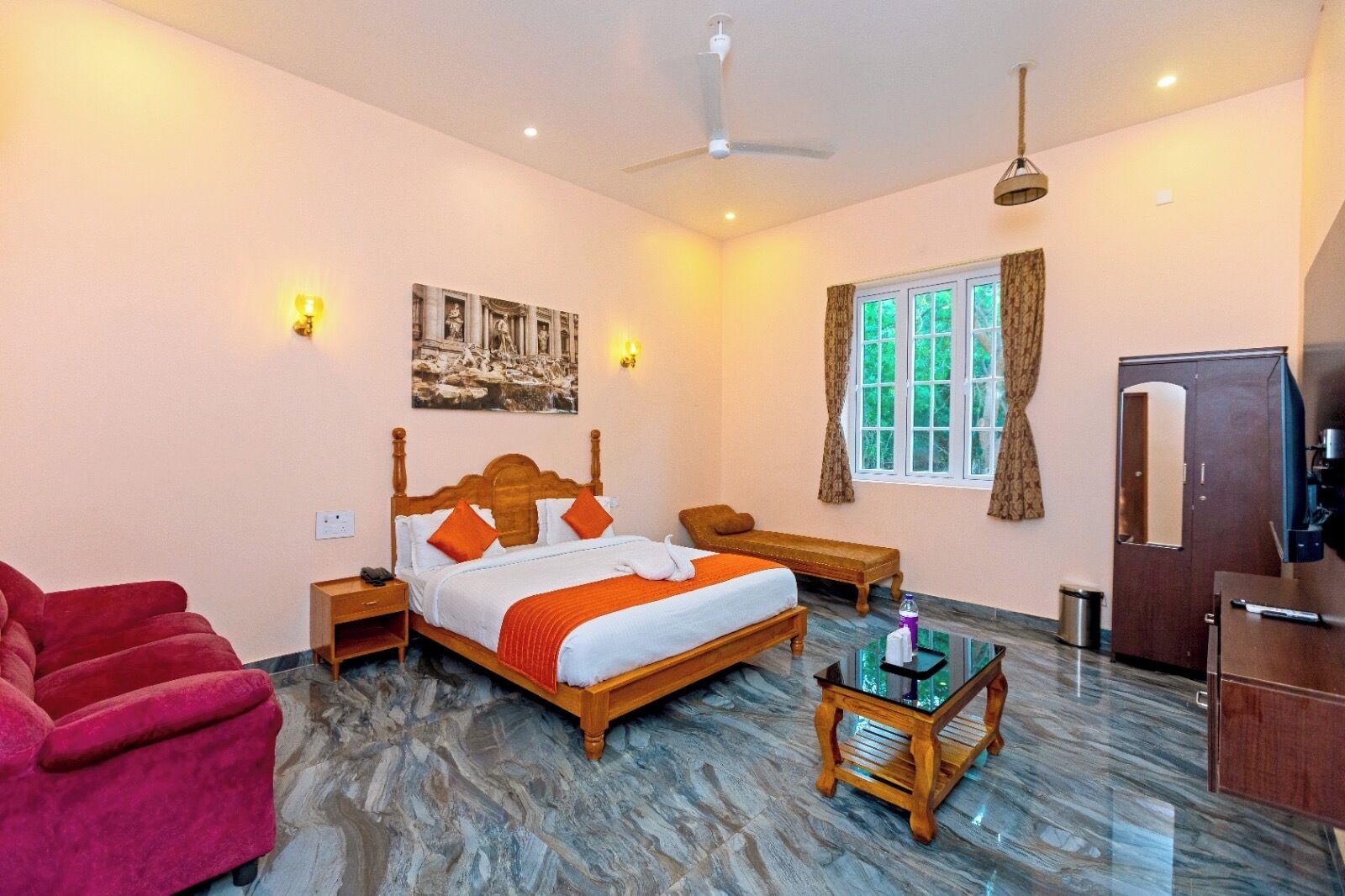 Hypo-allergenic bedding, desk, free WiFi, bed sheets