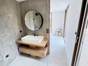 Shower, hair dryer, towels, soap - Vrbo Property (Cassis)