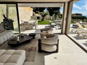 Outdoor dining - Vrbo Property (Cassis)