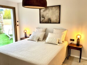 Desk, iron/ironing board, travel cot, free WiFi - Vrbo Property (Cassis)