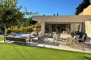 Outdoor dining - Vrbo Property (Cassis)