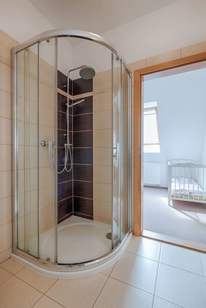 Suite, cocina, vista a la ciudad | Baño