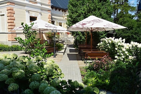 Outdoor dining. Penzion Vila Machů