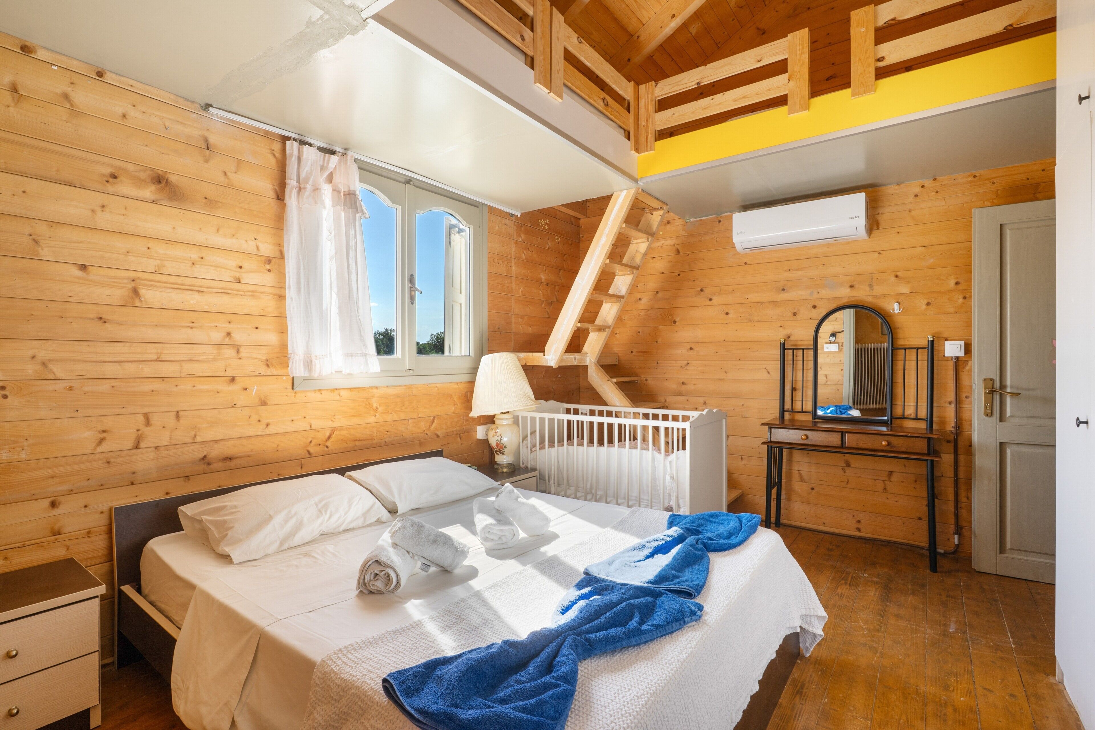 Iron/ironing board, WiFi, bed sheets, wheelchair access