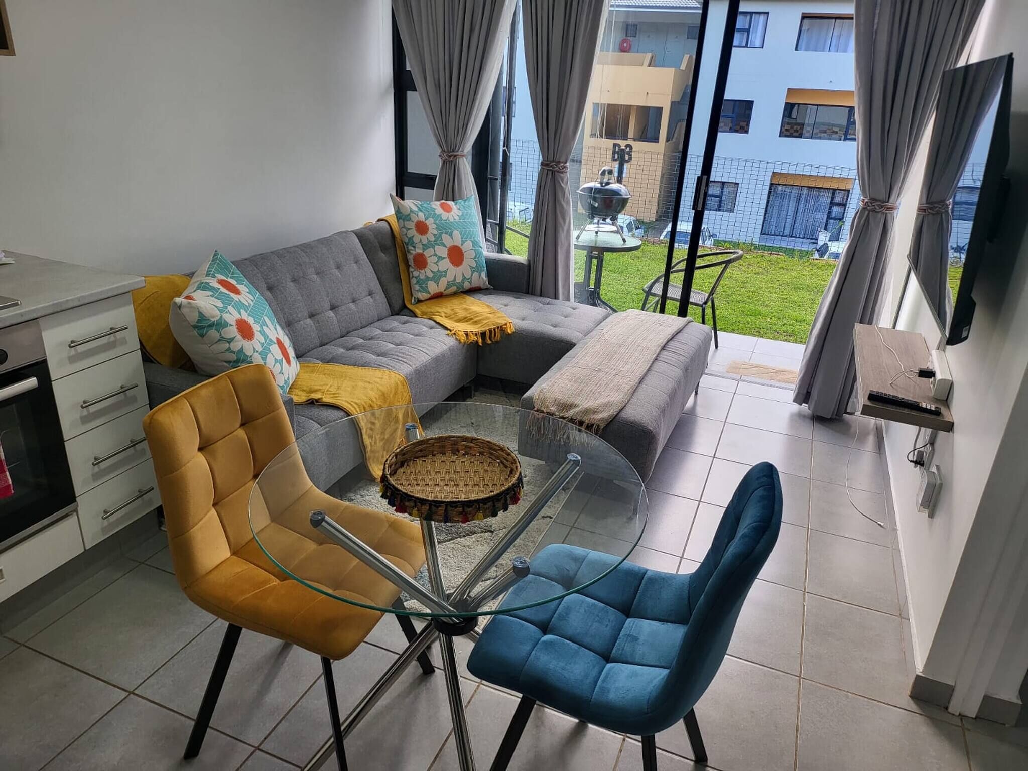 Apartment, 2 Bedrooms, Accessible, Balcony | Living area