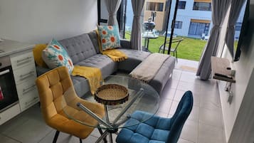 Apartment, 2 Bedrooms, Accessible, Balcony | Living area