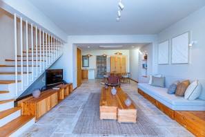 Villa Luxe, vue mer | Coin séjour | TV connectée de 52 pouces avec chaînes numériques, Netflix