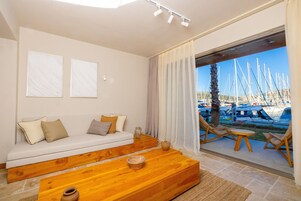 Villa de lujo, vistas al mar | Zona de estar | Smart TV de 52 pulgadas con canales digitales, Netflix