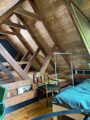 1 habitación, tabla de planchar con plancha, wifi y ropa de cama 