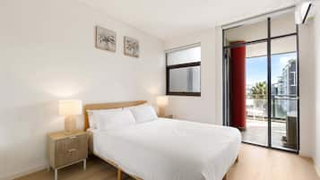 Desk, iron/ironing board, WiFi, bed sheets