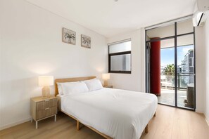 Desk, iron/ironing board, WiFi, bed sheets - Modern 2-Bed Apartment Near Airport (Wolli Creek)