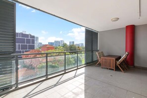 Outdoor dining - Modern 2-Bed Apartment Near Airport (Wolli Creek)