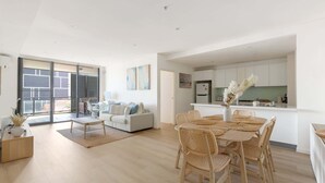 Eine moderne Wohnung mit Essbereich, Küche und Wohnzimmer.