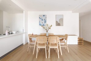 Dining - Modern 2-Bed Apartment Near Airport (Wolli Creek)