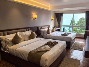 Deluxe Quadruple Room, Mountain View - HOTEL OLD BELLEVUE (Darjeeling)