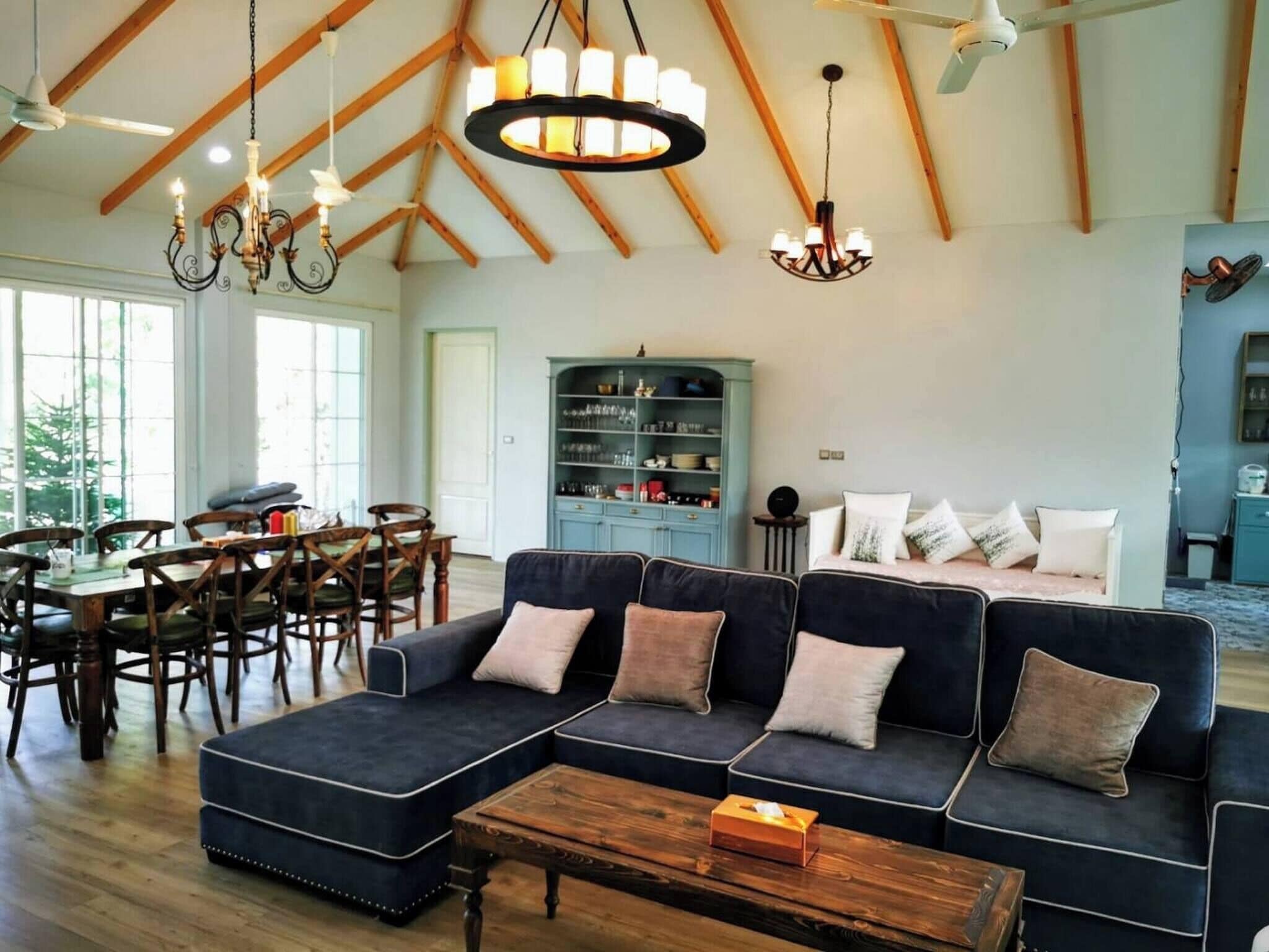 Villa, 6 Schlafzimmer, eigener Pool | Wohnbereich | Bücher