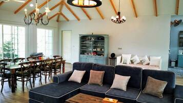 Villa, 6 Schlafzimmer, eigener Pool | Wohnbereich | Bücher
