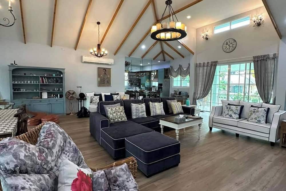 Khaoyai 6 Bedrooms Pool Villa