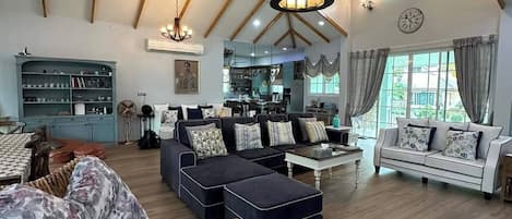 Villa, 6 chambres, piscine privée | Aire de séjour | Livres