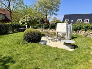 Outdoor dining - Sylter Deichwiesen - 4-room app. for 5 pers. with terrace, parking space, (Sylt)