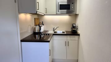 Kühlschrank, Mikrowelle, Wasserkocher mit Kaffee-/Teezubehör