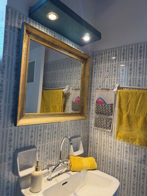 Haartrockner, Handtücher, Seife, Toilettenpapier