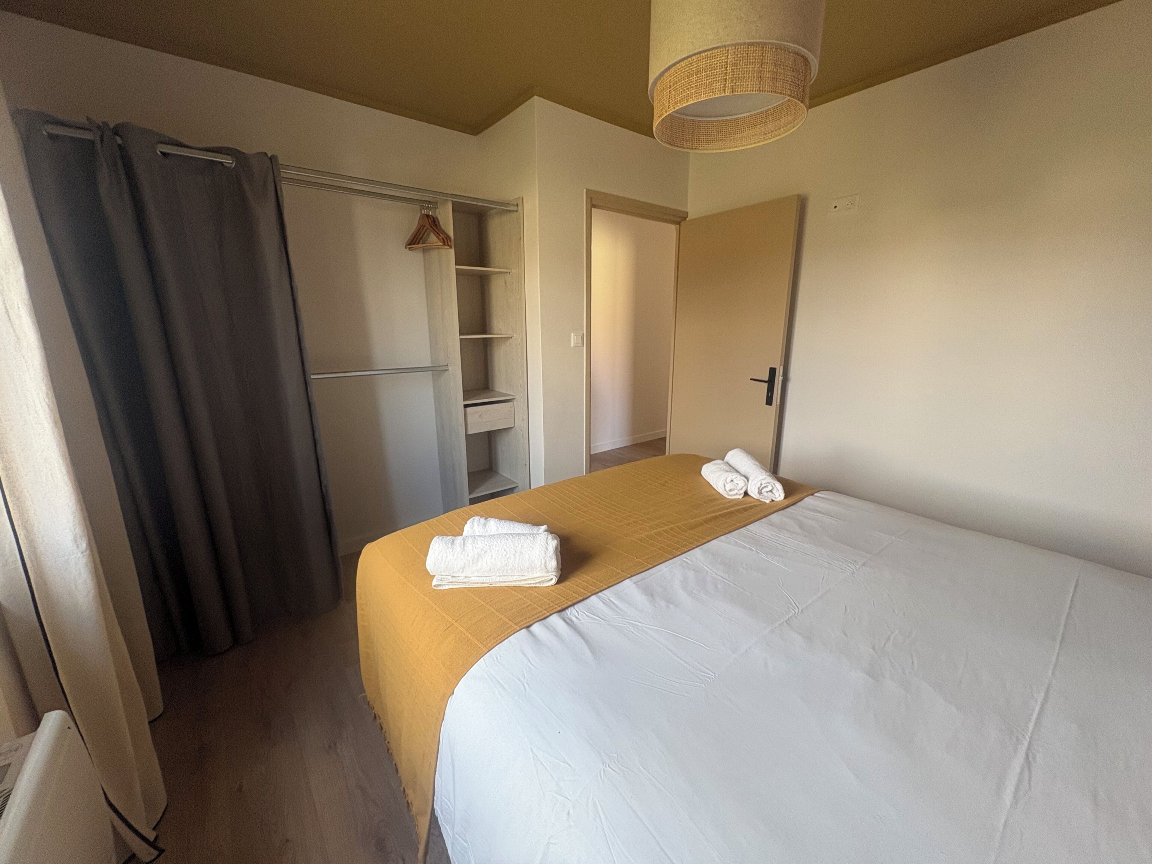 3 bedrooms, internet, bed sheets