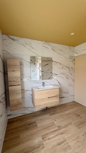 Haartrockner, Handtücher, Seife, Toilettenpapier