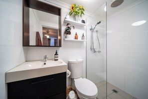 Haartrockner, Handtücher, Seife, Toilettenpapier